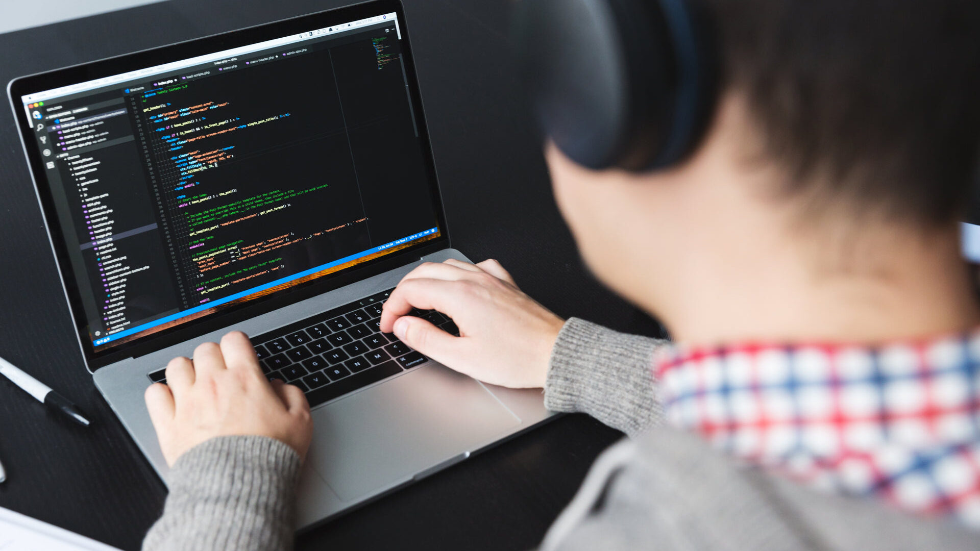 Programator care scrie cod la laptop.