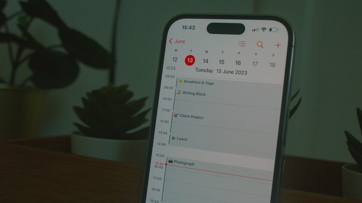 Telefon cu calendarul deschis, pentru programul săptămânii pentru meseriași