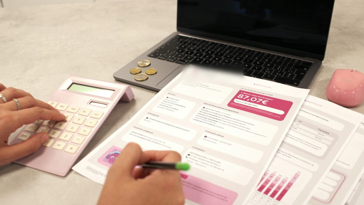 Mâini care verifică o factură cu calculatorul lângă laptop, înainte să treacă datele din facturi în Excel cu AI