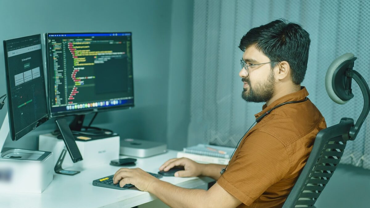 Programator care scrie codul unei aplicații, ca să estimezi cât costă un program făcut la comandă