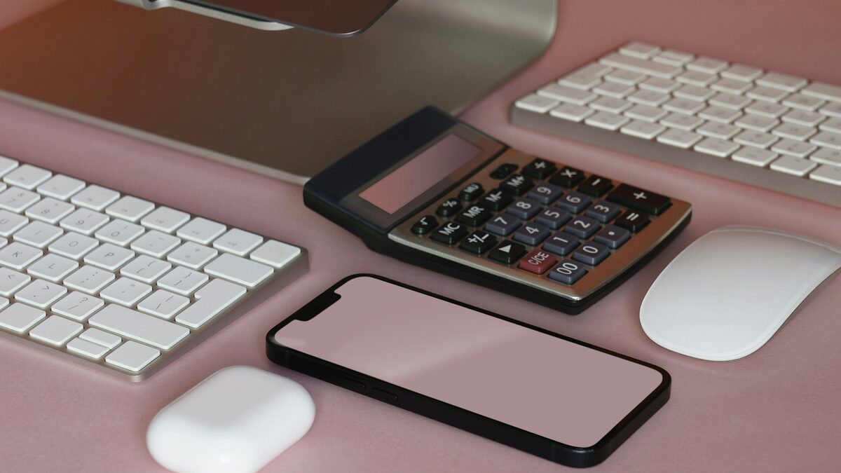 Calculator de birou lângă un smartphone, pentru a arăta diferența dintre AI și un program obișnuit