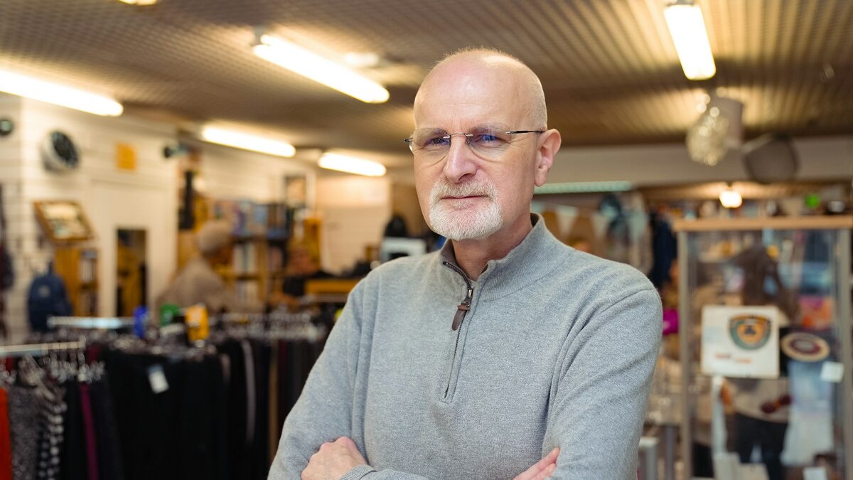 Patron zâmbitor în magazinul său, care vrea să știe cum apare firma pe Google
