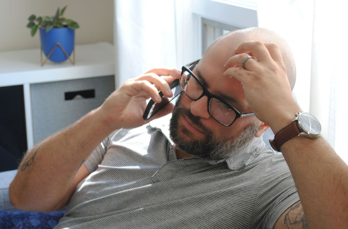 Bărbat contrariat cu telefonul în mână, ca un client pierdut din cauza unui site lent; de aceea contează viteza site-ului