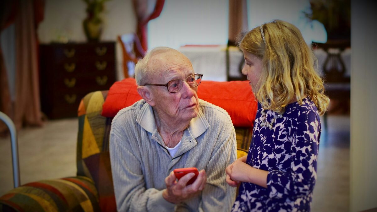 Bunic care învață să folosească primul smartphone pentru seniori, ajutat de nepoata lui