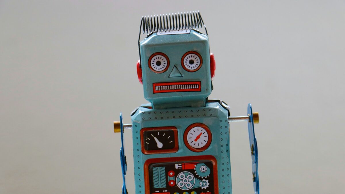 Robot de jucărie din tablă, ilustrând întrebarea dacă roboții vor prelua controlul