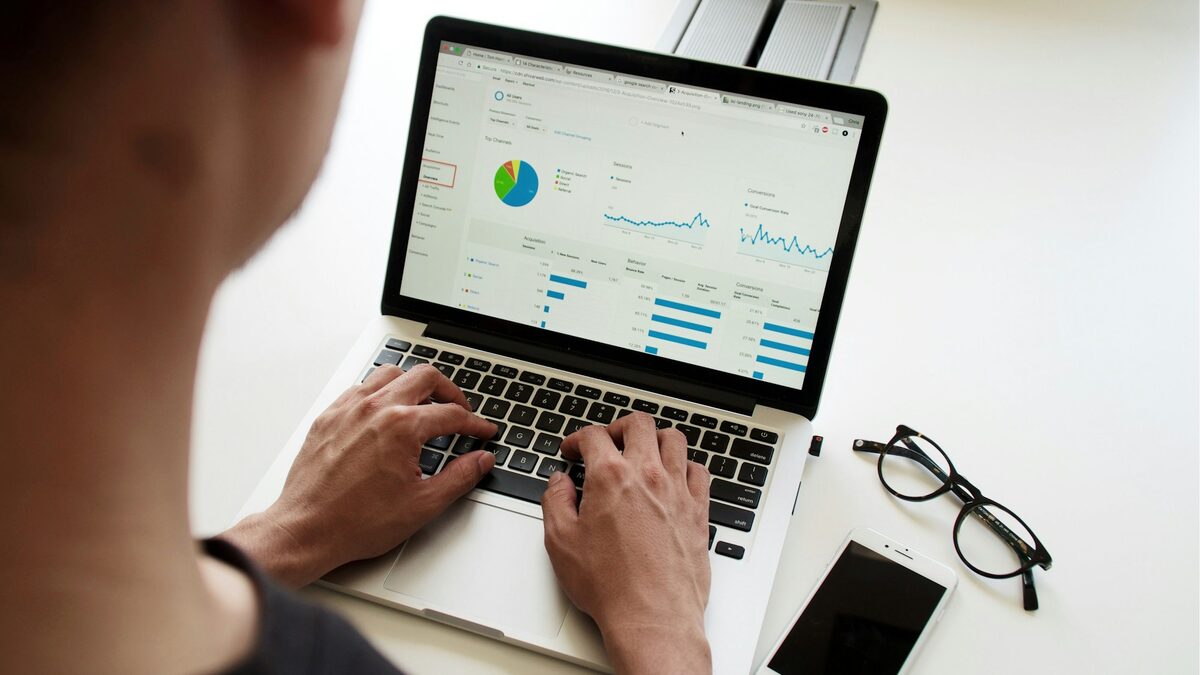 Statisticile vizitelor deschise pe laptop, ca să afli dacă site-ul îți aduce clienți