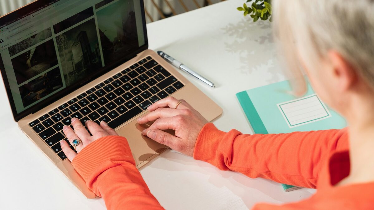 Doamnă care schimbă singură pozele și textele pe laptop, ca exemplu despre cum modifici site-ul fără să te pricepi