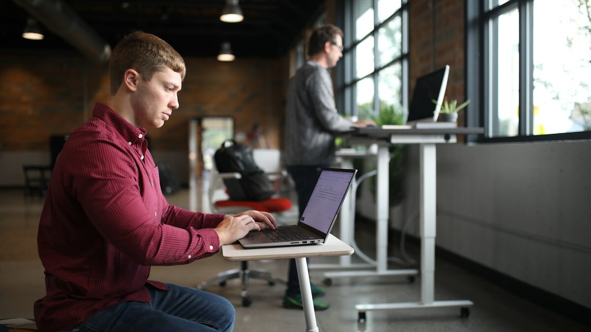 Specialist IT la laptop într-un birou deschis, care pregătește cum muți site-ul la altă găzduire fără pierderi