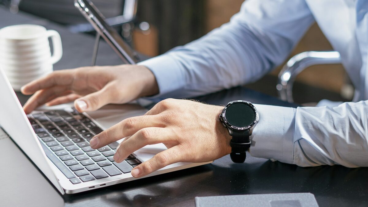 Mâini care completează pe laptop formularul de contact care aduce cereri complete