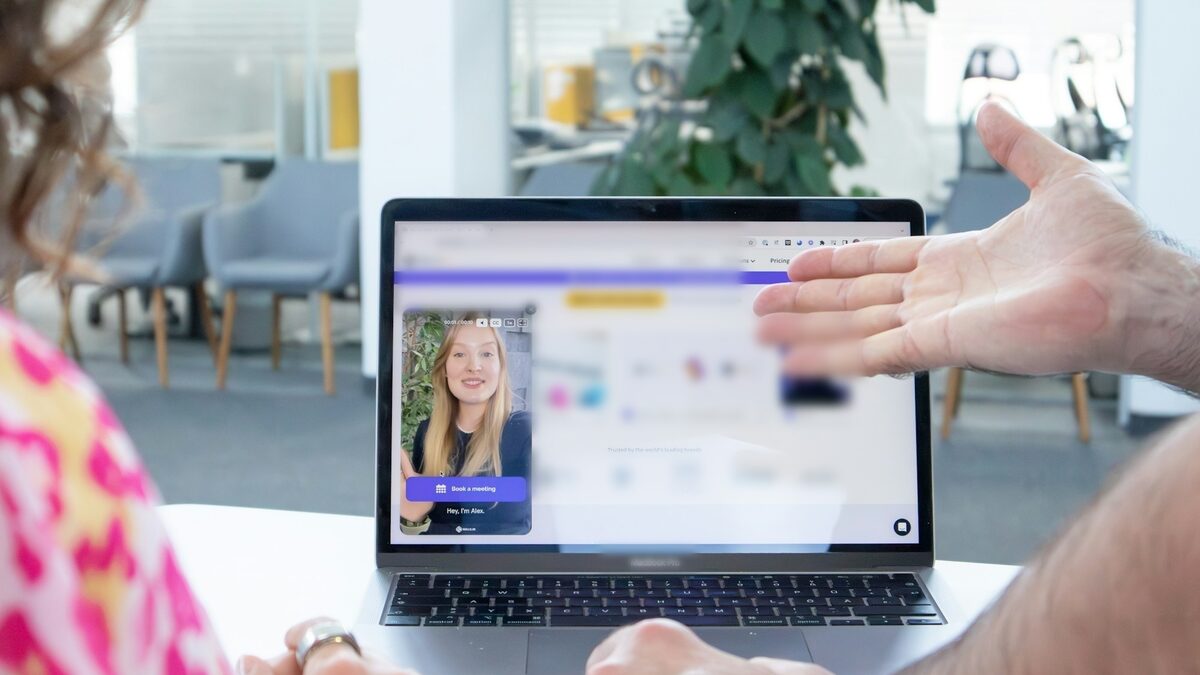 Laptop cu un site pe care un asistent video întâmpină vizitatorul, exemplu pentru ce este un site inteligent