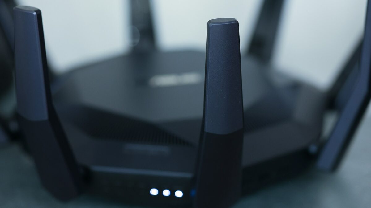 Router Wi-Fi cu antenele ridicate, așezat la vedere, într-o poziție a routerului care ajută semnalul