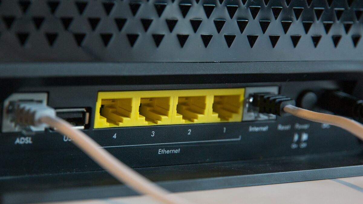 Router cu cablul de rețea conectat, pregătit pentru testul de viteză la internet