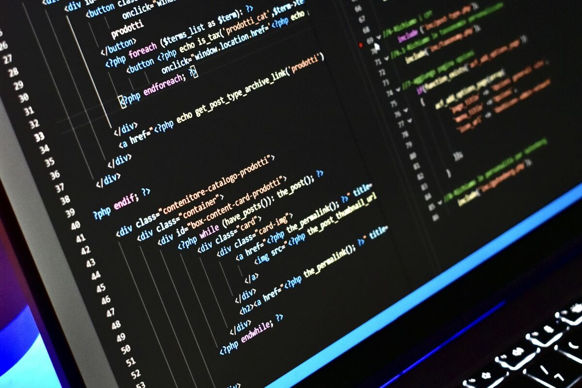 Software construit în cod, nu configurări